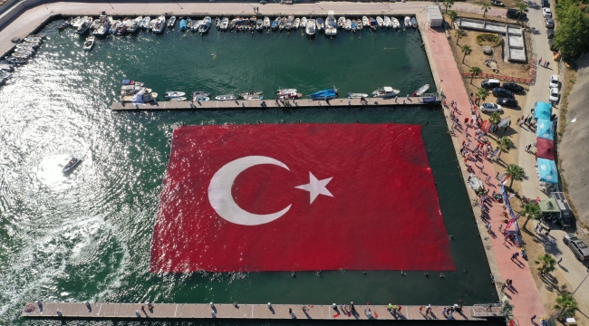 1923 metrekarelik dev Türk bayrağı Darıca'da açıldı