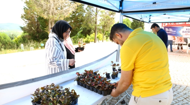 Büyükşehirden arife günü mezarlıklarda çiçek dağıtımı