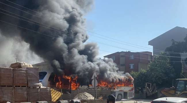 Gebze'de korkutan yangın! Park halindeki otobüs yanıyor!