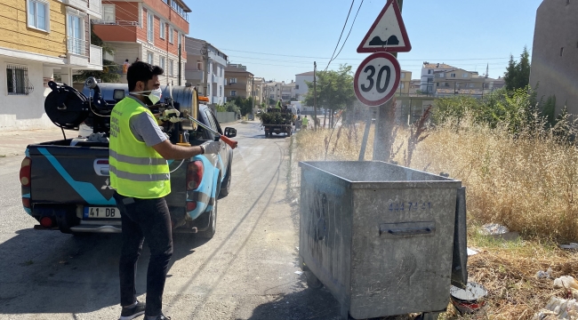Darıca'da ekipler mahallelerde köşe bucak temizlik yapıyor