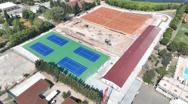 Tenis Merkezi'nde balon kortlar boyandı