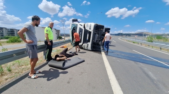 TIR devrildi; sürücü yaralı