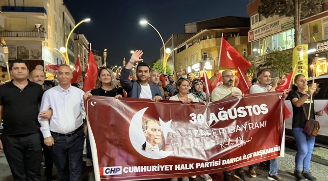 CHP Darıca, 30 Ağustos Zafer Bayramı'nda 'Fener Alayı Yürüyüşü' düzenledi