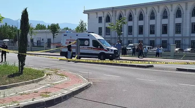 Emniyetin otoparkında bıçakla araçlara zarar verip polislere saldırmaya çalışınca bacağından vuruldu