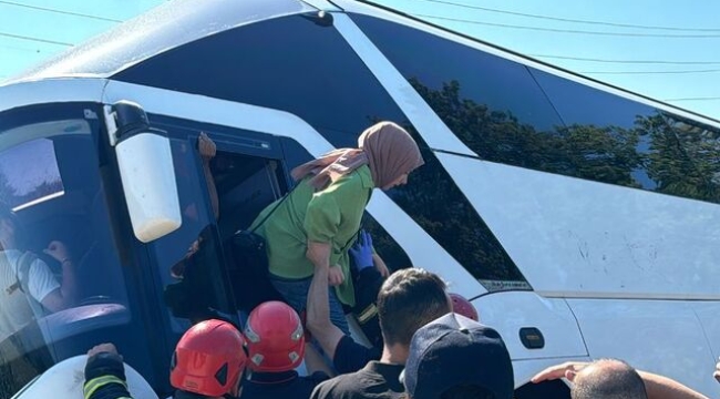 Tur otobüsü yan yattı, 43 kişi itfaiye tarafından tahliye edildi