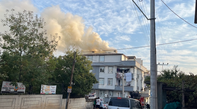 Darıca'da, terasta yakılan mangalın kıvılcımları çatıyı yaktı