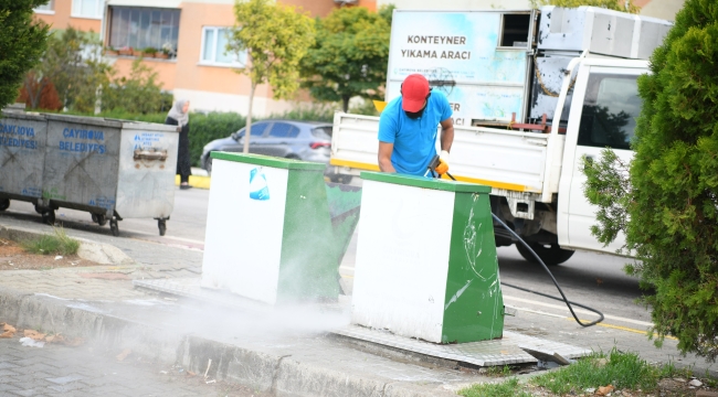 Çayırova'da çöp konteynerleri yerinde temizleniyor