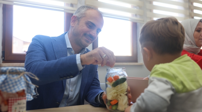 Çayırovalı minikler, elleriyle turşu hazırladı  