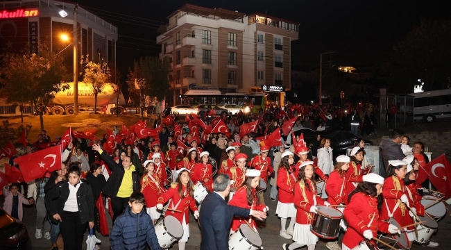 Darıca'da coşkulu ve gururlu fener alayı yürüyüşü yapıldı