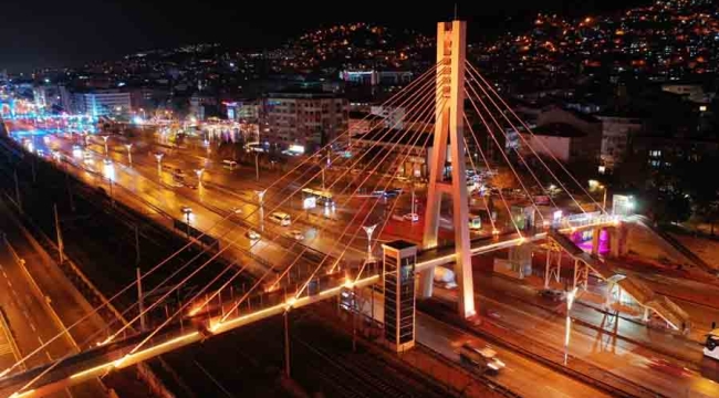 Kocaeli'de üst geçitler turuncuya büründü