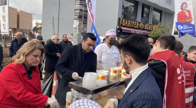 İzmit Belediyesi, Darıca'da Mobil Aşevi ve İkram Aracı ile sıcak yemek dağıtımı yaptı