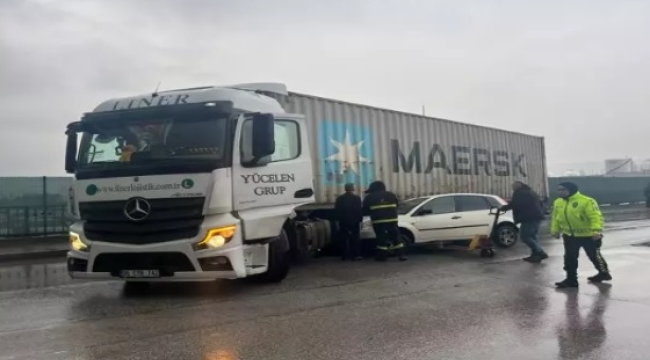 TIR'a çarpan otomobilin sürücüsü yaralandı