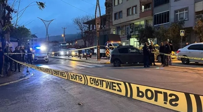 Trafikte tartışan sürücüler birbirlerine ateş açtı; 1'i yoldan geçen 2 yaralı