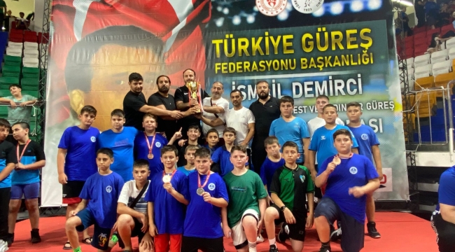 Kağıtspor'dan şampiyonluklarla dolu bir yıl