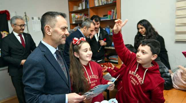 Vali İlhami Aktaş, karne sevincine ortak oldu