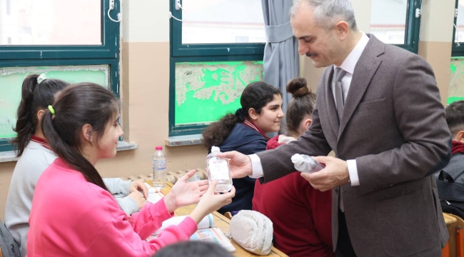 Çayırova Belediyesi'nden öğrencilere dezenfektan