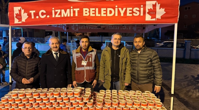 İzmit Belediyesi, Berat Kandilinde camilerde helva ikram etti