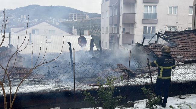 Gecekonduda yangın; 3 çocuk yaralandı, anne ve babası dumandan etkilendi 