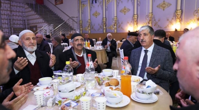 Başkan Ömeroğlu, Dilovası'nda yaşlılar iftarda buluştu