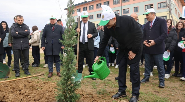 Çayırova'da fidanlar toprakla buluştu