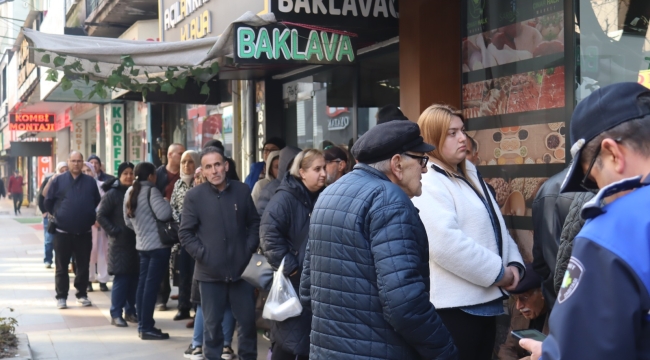 Halk Et satışları başladı; Sabah saatlerinden itibaren uzun kuyruklar oluştu