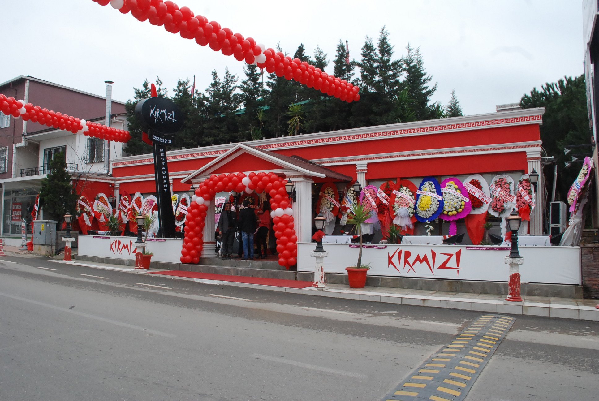 Kırmızı Restaurant açıldı