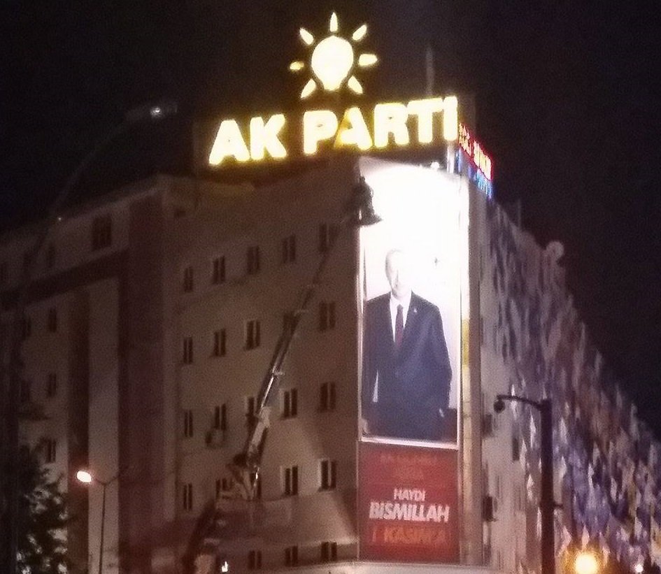 Davutoğlu'nun afişi indirildi