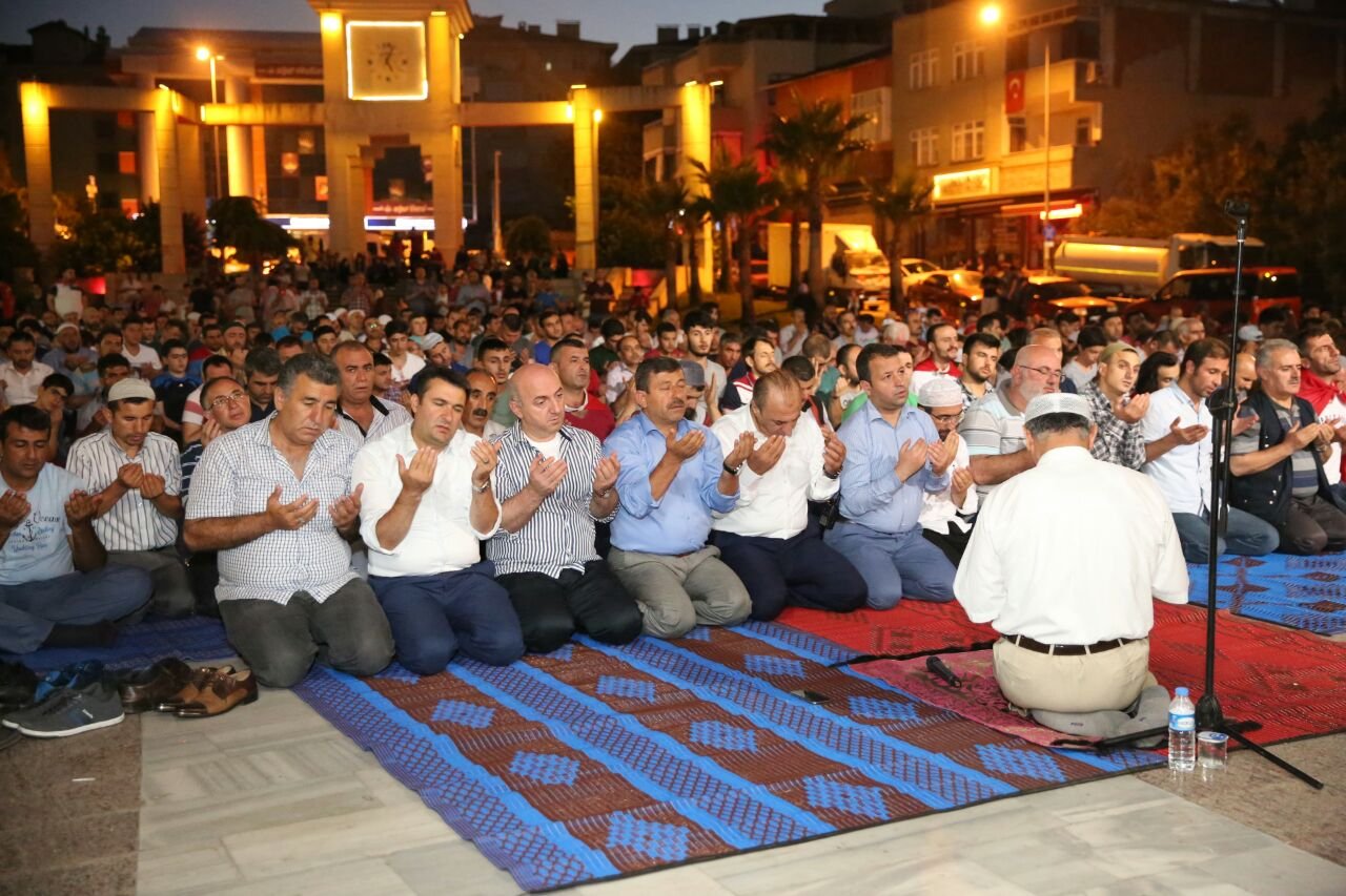 Meydanda Namaz kıldılar