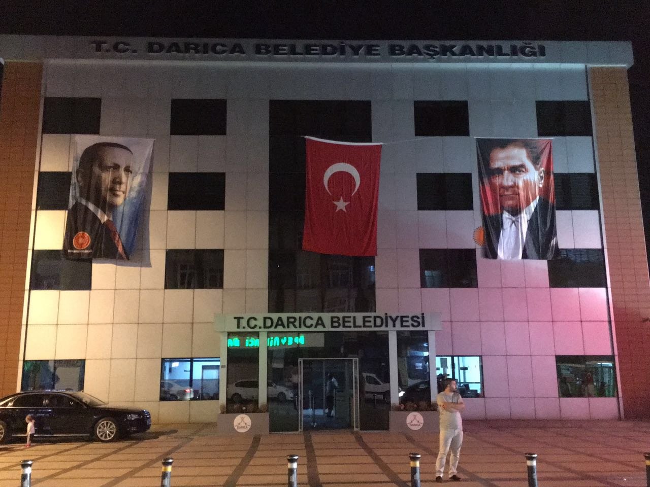 Darıca Belediyesi binası'na bayraklar asıldı