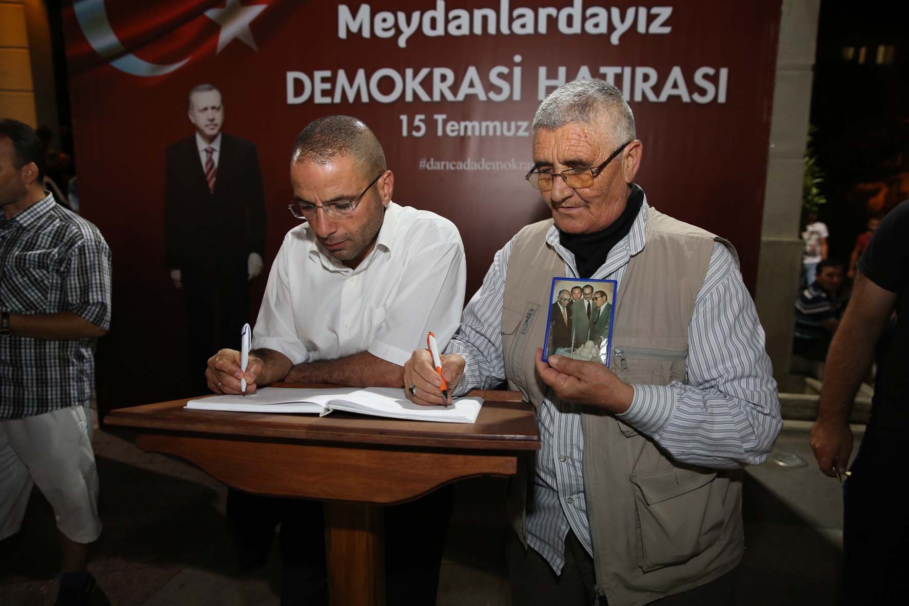 Demokrasi nöbeti'nde yaşanan duyguları yazıyorlar