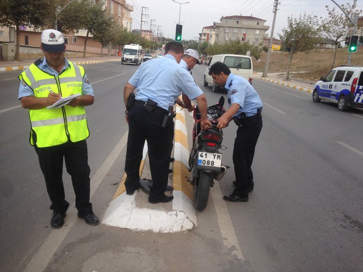 Motosikletiyle yayaya çarptı