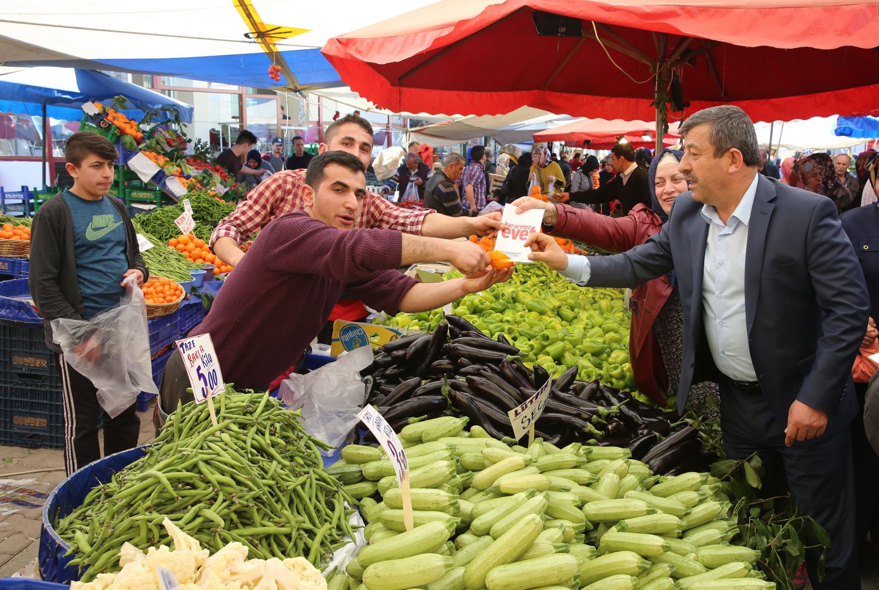 Karabacak, pazarda yeni anayasayı anlattı