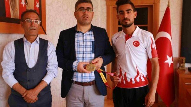 Darıca'nın milli sporcusu memleketinde sevinçle karşılandı