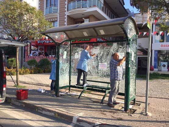 Duraklara afiş yapıştırana ceza!