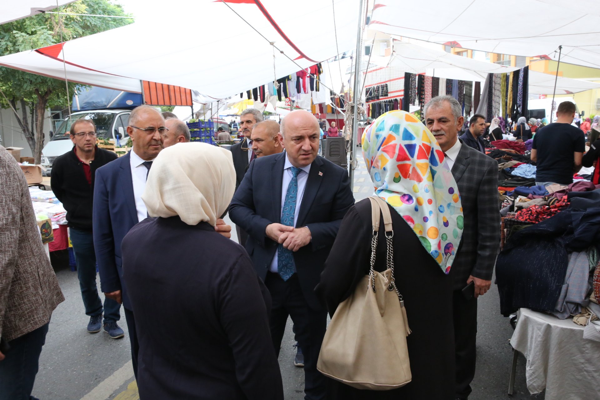 Başkan Bıyık, Pazarda vatandaşları dinledi