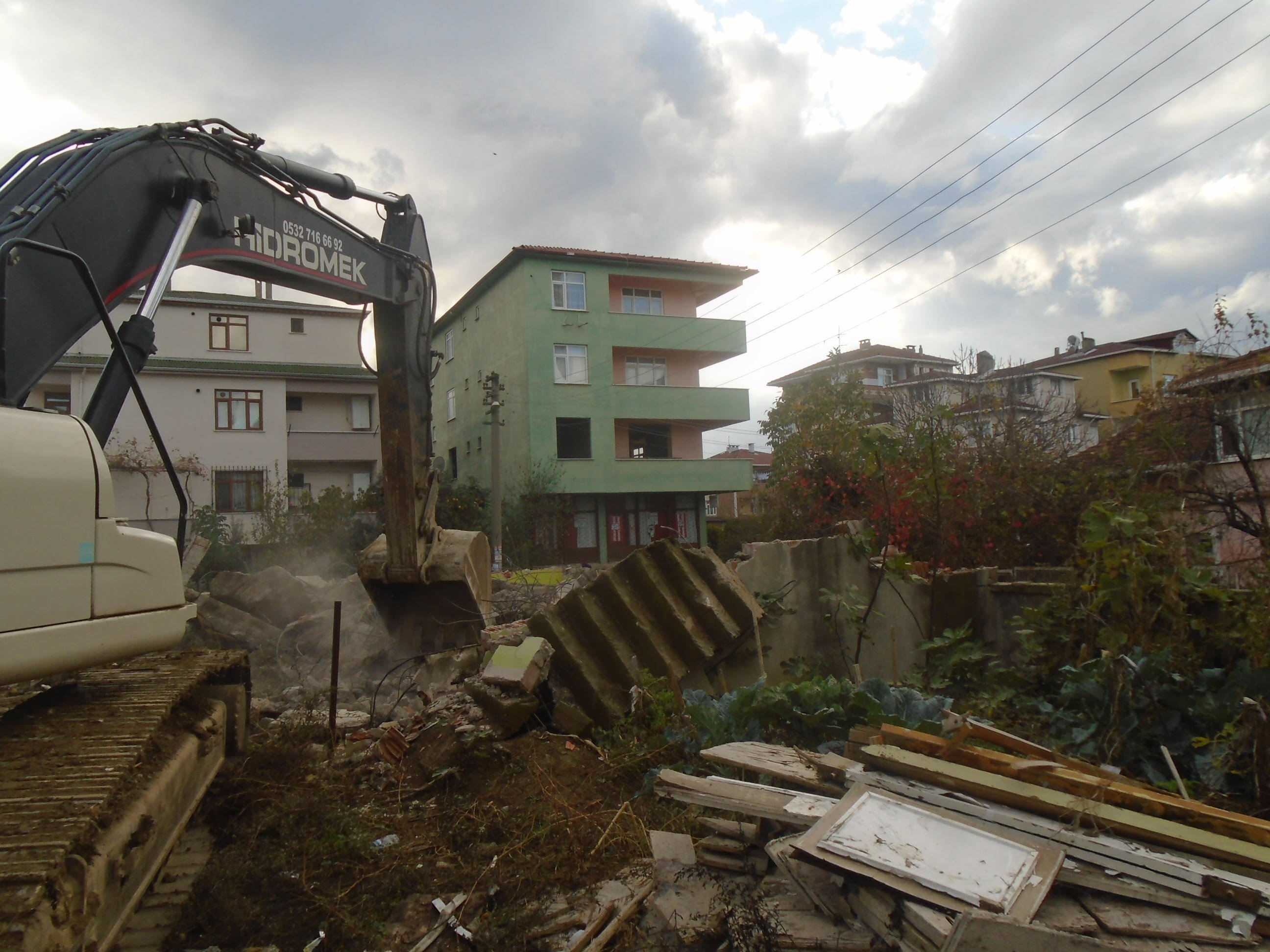 Darıca'da kaçak ve metruk yapılar yıkılıyor