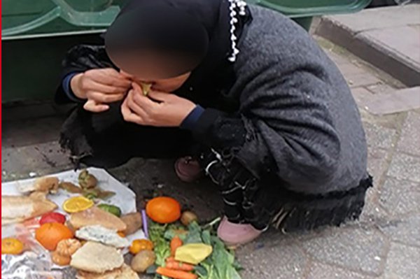 Sanki çöpten topluyormuş gibi yapıp…