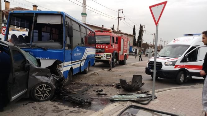 Öğrenci midibüsü ile hafif ticari araç çarpıştı: 27 yaralı