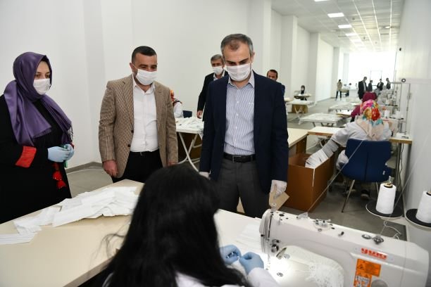 Çayırova Belediyesi vatandaşlar için maske üretiyor