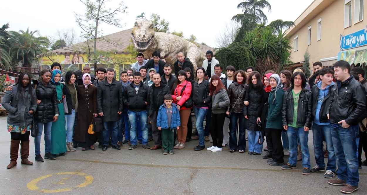 Uluslararası öğrenciler hayvanat bahçesini gezdi