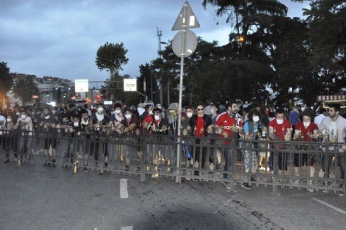 Taksim'de coşku var, Beşiktaş'ta ise arbede