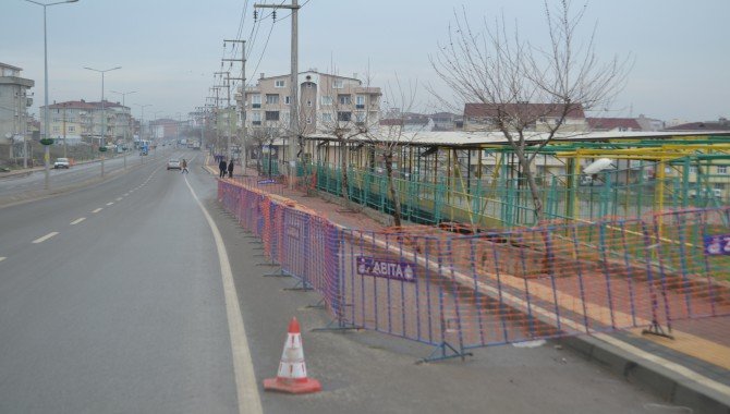  Tuzla Caddesi'nde yol çöktü