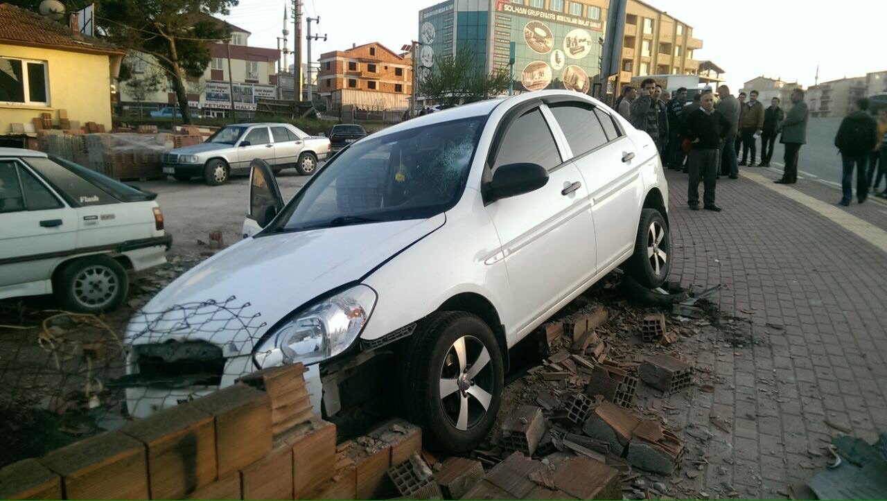 Kaza yapan kadın sürücü linç ediliyordu