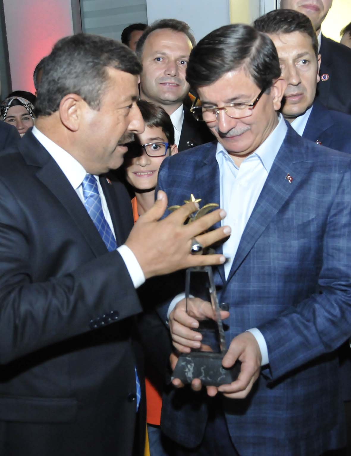 Davutoğlu, Karabacak'ı tebrik etti